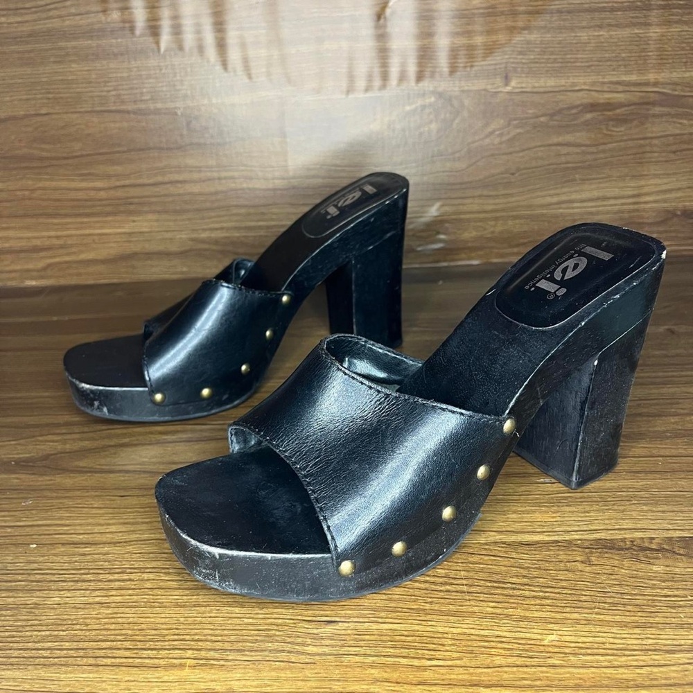 L.E.I. Dujour Y2k wooden black heeled platform sandal golden studs
Women’s 7